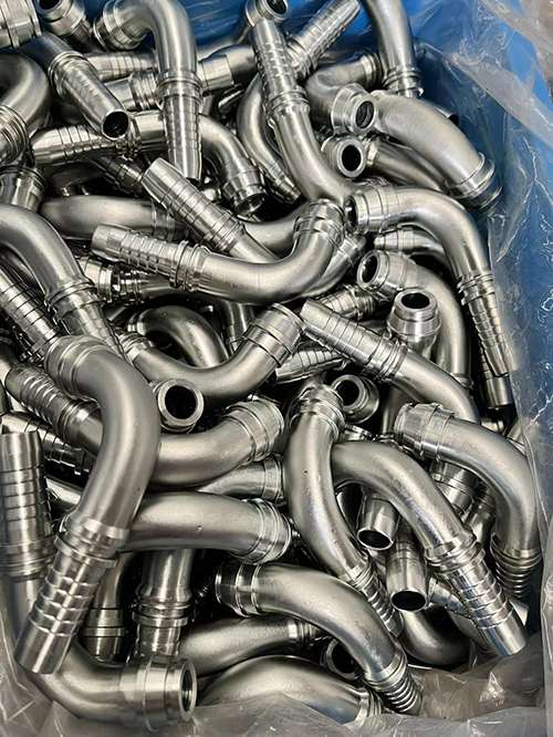 软管中介质的重量作用于软管接头