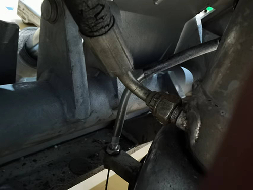  　　在挖掘机维修保养的过程中，液压油管和回油管是非常重要的部分，不能被忽视。